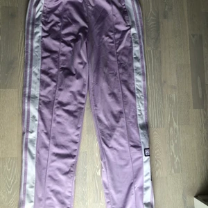 Adidas popper pants strl 38 - Lila adidas byxor med knappar på sidan. Dom nya!