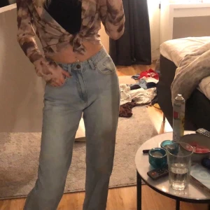 Blåa jeans - Så snygga blåa straight leg jeans med mid Waist! Storlek 34 o de sitter så bra och är sååå himla sköna verkligen! 💙 fint skick