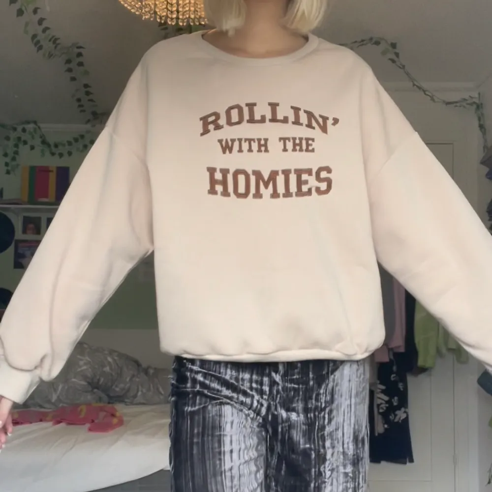 Beige sweatshirt med fleece inuti, superskön!! 💕💕💕 ger rabatt vid köp av flera plagg 💕💕. Hoodies.