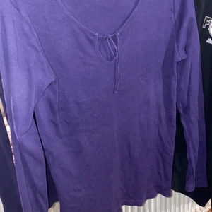Söt lila topp - Lila topp med litet hål där uppe😊 köpt för flera år sen men nyskick o aldrig använd