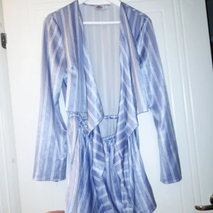 Sleeve Playsuit - Andrea Hedenstedt NA-KD - Trumpet sleeve playsuit från Andrea Hedenstedts kollektion med NA-KD. Kan anpassas efter hur man själv vill knyta den och är otroligt skön i materialet. 