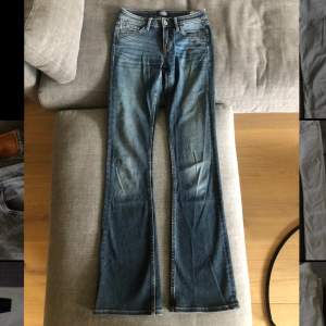 Lågmidjade, mörkblå Bootcut jeans från Crocker. Köpta på JC. Fabriks slitningar. Lagom använda men inga synliga slitningar. Perfekt Bootcut modell, perfekt längd. Lite stretchiga. (Köparen står för frakten) 💕🤎🥰