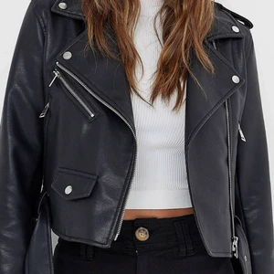 Skinnjacka  - Skitsnygg skinnjacka från ASOS och märket är stradivarius, säljer den då jag tyvärr aldrig använder den. Köptes i september och knappt använd därför i toppskick. Köparen står för frakten och vid önskemål av flera bilder är det bara att skriva💕