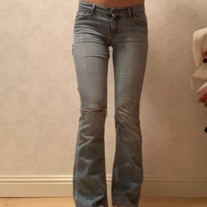 Säljer otroligt fina jeans! Lowwaist, bootcut och med perfekta slitningar både över knät och under rumpan💞
