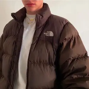 FINNS KVAR!! En brun the north face puffer jacket i jättebra skick! MODELL 550, inte samma som på första bilden men nästan exakt likadana!!!Den första bilden är lånad men de ser exakt likadana ut som jackan på 2:a o 3:dje bilden, som jag själv har tagit 