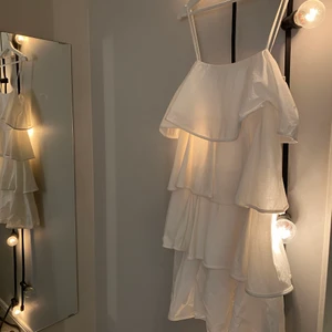 Volangklänning ZARA - Volangklänning från Zara i strl S och passar xs-m