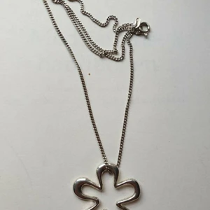 Äkta silver halsband med kedja - Äkta 925 silver halsband med silverkedja 38 cm lång, blomman är 3 cm diameter