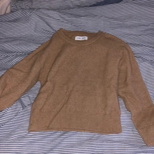 Samsøe tröja oanvönd - En oanvänd tröja ifrån Samsøe i en ljus brun nästan beige färg.