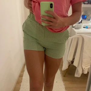Rutiga shorts - Rutiga shorts säljer jag vidare då storleken var mindre än vad jag trodde. Storleken är S men för MIG då jag har stora lår och midja. Annars jätte söta och önskade jag kunde behålla dem🥺🤍