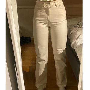 Weekday jeans - Jättefina beiga byxor från weekday i modellen Rowe 💕💕 Dem är L32 och är lagom för mig som är 178cm. Endast använda några ggr, tyvärr för små för mig. 