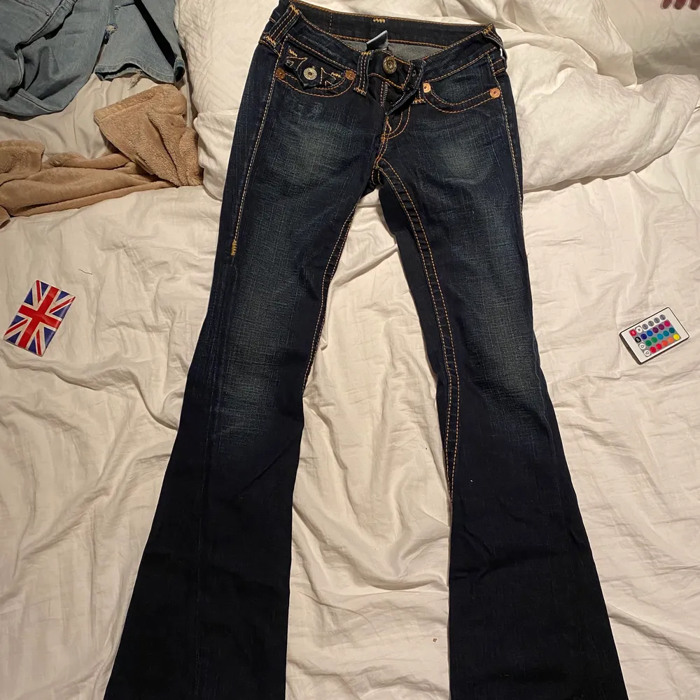 RESERVERADE helt nya true religion jeans, endast använda ett par gånger. säljer pga av att d är för små. köpare står för frakt. skriv för fler bilder! <3 buda i kommentarerna. Jeans & Byxor.