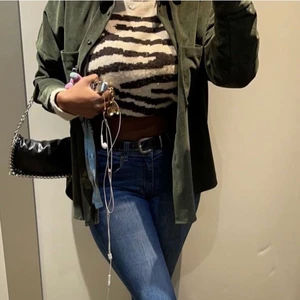 Tunn jacka från Zara  - En tunn oversized vårjacka från Zara i storlek S, använd fåtal gånger. Ny skick inga skador eller hål. Jätte fin att styla till tillexemplet en hoodie eller sweatshirt💕💕💕 Köpt för 500.