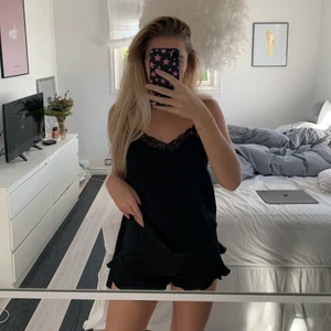 Pyjamas - Supersöt pyjamas i satin från HM i storlek XS. Stretch i midjan. Använd få gånger. Köparen står för frakten💞