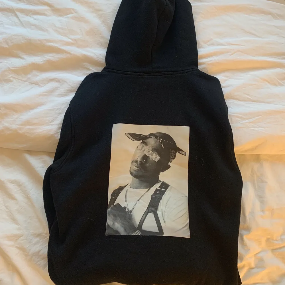 Säljer denna sjukt snygga hoodien som är från Iconsliving_official på Instagram. Köptes för 599kr. Storlek M. Tröjor & Koftor.