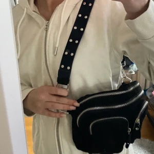 Svart väska - Säljer denna trendiga väska från Gina Tricot🤍 Extremt rymlig! Nypris: 399kr