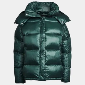 Bikbok jacka - Har bestämt mig för att sälja denna slutsålda jacka ifrån bikbok, storlek XS men passar en xs/s/m 💗 Inga defekter utan hel och fin! Köparen står för fraktkostnad 