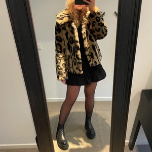 Leopardjacka från stand - Riktigt cool och varm jacka  från stand, jag älskar passformen på den då den är lite oversize. 🐯💕 köpare står för fraktkostnad 