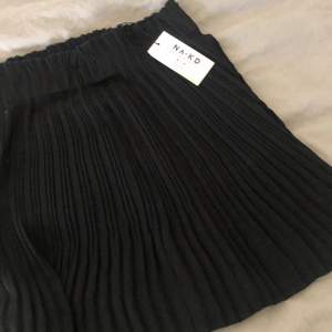 Snygg fladdrig kjol från NAKD. Helt oanvänd med prislapp kvar. Strl 40. Köparen står för frakten. Nypris ca 300 kr.