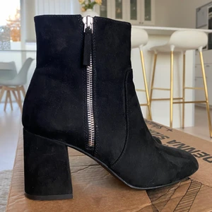 Stövletter  - Fina höststövlar i storlek 37 från märket XIT (köpta på feetfirst). Använda ett par gånger förra hösten. Sköna att gå i! Klackhöjd 7,5. Mockaimitation och silvriga detaljer på sidan. I gott skick men går absolut att ”polera” upp tyget för ännu jämnare yta. 