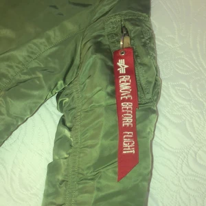 Alpha jacket - Säljer En alpha jacket eftersom jag inte använder den mer, har använt den ungefär 3-4 gånger. Skick 8/10 stolek Small. Jag kan Diskutera om priset