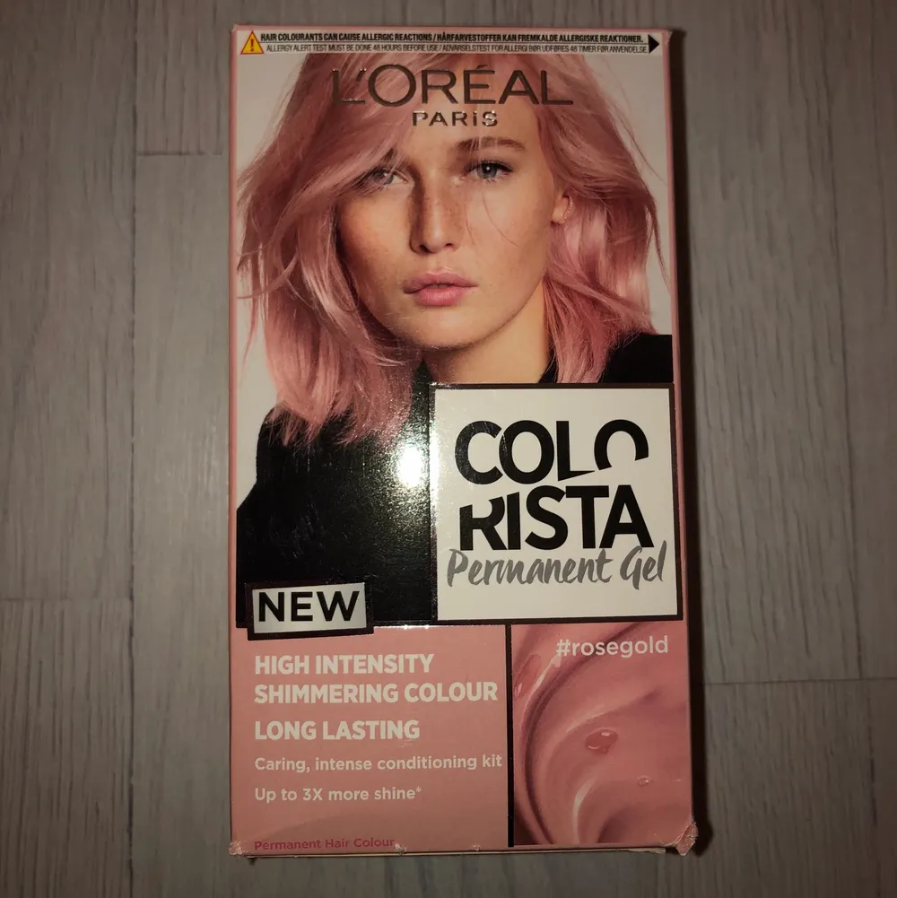 Rosa hårfärgningskitt från Colorista säljes. Permanent hårfärg. Självklart oanvänt, endast förpackningen är öppnad. Kom aldrig till användning och har nu ångrat mig, men kanske finns det någon annan som är sugen på att färga sitt hår rosa?!💗 Betalning sker via swish! Köparen står för frakt!. Övrigt.