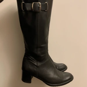 Boots - Så snygga boots med stilrena spännen i strl 38 skulle dock säga att de mer skulle passa en liten 37/36, säljer då de är för små för mig<3