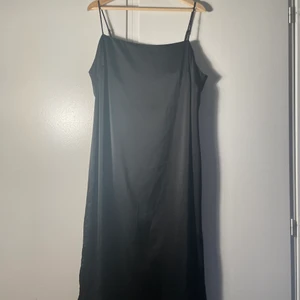 H&M Slipklänning i satin - Black satin midi-length slip dress. Adjustable straps.
