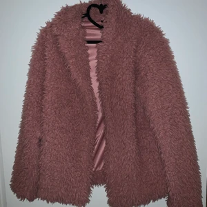 Teddy jacka - rosa nyskick - Jättefin jacka från Gina tricot. Är en storlek L men massar även M.