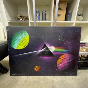  dark side of the moon galax tavla - En tavla baserad av Pink Floyd the dark side of the moon med galax den är mycket fin