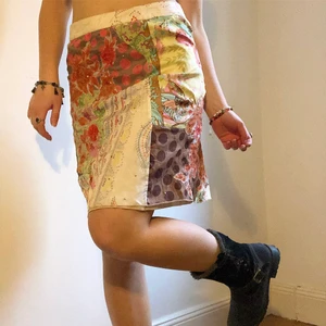 Unik kjol - Jättefin kjol med blommiga, mönstriga och glittriga (paljetter) detaljer. Är i siden och sitter jättebra för mig som har 36/38, ibland 34. 