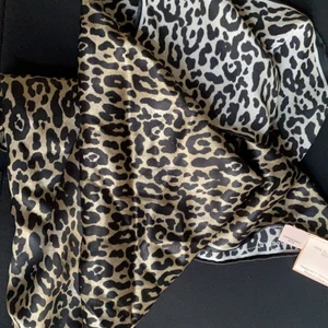 Halsduk, sjal - Oanvänd sjal, köptes dyrt - märkes silke