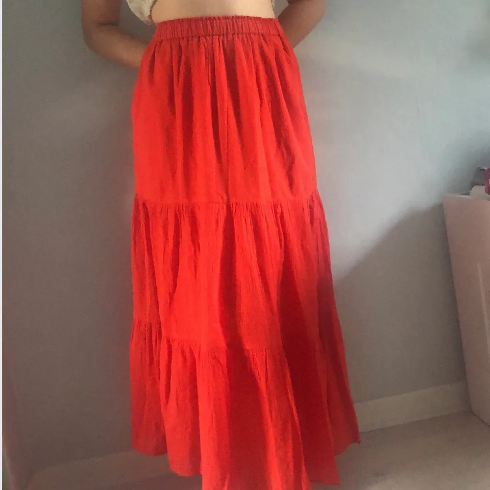 Fin röd kjol som jag köpt här på plick. Kom privat för fler frågor:). Kjolar.