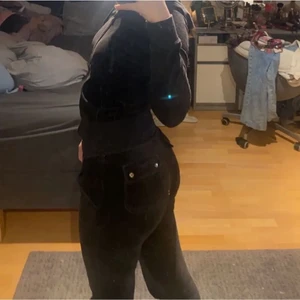 Svart juicy couture set - (Bilderna är från tjejen jag köpte av) jag säljer pga att dem är för små💕 skriv för intresse, omdömet jag fick senast var pga att jag ej ville sälja detta det för 500kr bara satt ni vet💕