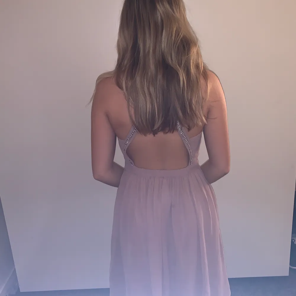 Jätte fin klänning använd 1 gång. Köpt 2019 för 419kr.. Klänningar.