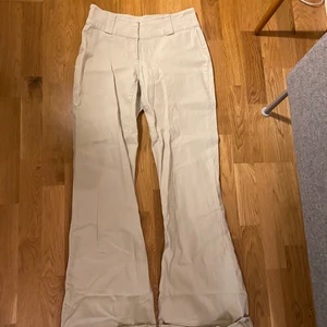 Byxor  - Jättefina beigea tygbyxor som tyvärr är för långa för mig som är 164, de är i storlek 36 men skulle säga att de är stora i storleken och kan nog klassas som 38, de är nägot lågmidigade, tveka inte att höra av dig om du har någon fråga eller fundering 💗