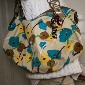 Väska - Söt väska med coola utsmyckande detaljer (går att ta av). Köpt på humana. Lagom storlek, får plats med några böcker osv. 