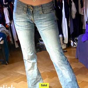 jätte fina lågmidjade bootcut jeans men tyvärr för små för mig, säljer därför vidare💕💕LÅNAD BILD