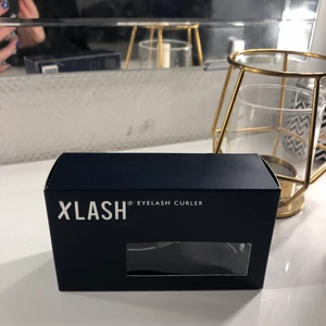 Ögonfransböjare  - En helt ny ögonfransböjare ifrån Xlash! Säljer för att aldrig använt den☺️ kostar ordinarie 129kr. Köparen står för frakten💕