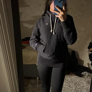 Champion Hoodeie - En svart champion hoodie med luva som passar både kille och tjej, strl M men passar även Xs och Smal