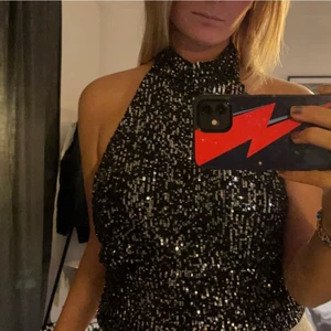 Glittrig topp  - Super fin glittrig topp från gina tricot. Toppen är halterneck och har öppen rygg med knytning.