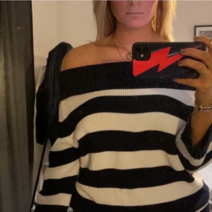 Randig tröja med Off-shoulder - Superfin tröja med off-shoulder, marinblå och vita ränder. 