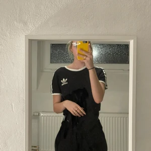 Adidas  - Adidas T-shirt svart med vita stripes.