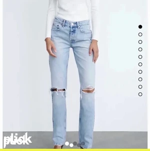 Zara jeans - lägger ut mina blåa zara jeans med hål i på knäna. Sitter bra runt midjan, bra passform. Använt några gånger, men kommer inte till användning längre. 💗 kontakta vid frågor eller intresse. Inga bilder på tyvärr.