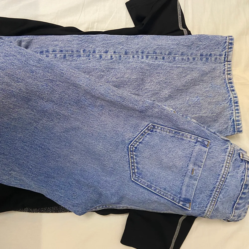 Zara jeans i storlek 34. Kom med egna bud. Hojta till för fler bilder!. Jeans & Byxor.