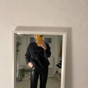 Adidas sweatshirt  - Mörkblå adidas sweatshirt storlek XS med detaljer i ”sammets liknande material” på armar och bröst. Oversized fit 