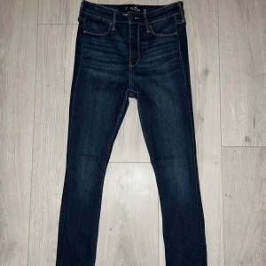 High-Rise Jeans Leggings - High-Rise Jeans Leggings Från Hollister Strl 3R, W26, L28 Knappt använda.  Nypris: 600kr  Mitt pris: 50kr  Vid snabb affär så kan priset diskuteras!  Fraktkostnad kan tillkomma!