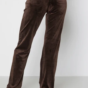 INTRESSEKOLL på mina bruna juicy byxor. - Detta är endast ett intressekoll så kanske inte säljer dem, men skulle vilja kolla rimliga priser för dessa älskade juicy byxorna ifall jag skulle vilja sälja dem. OBS ( lånad bild ), för mer bilder som önskas sä är det bara att skriva💓