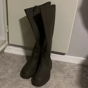 Boots från zara - Mörkgröna boots från zara, aldrig använda