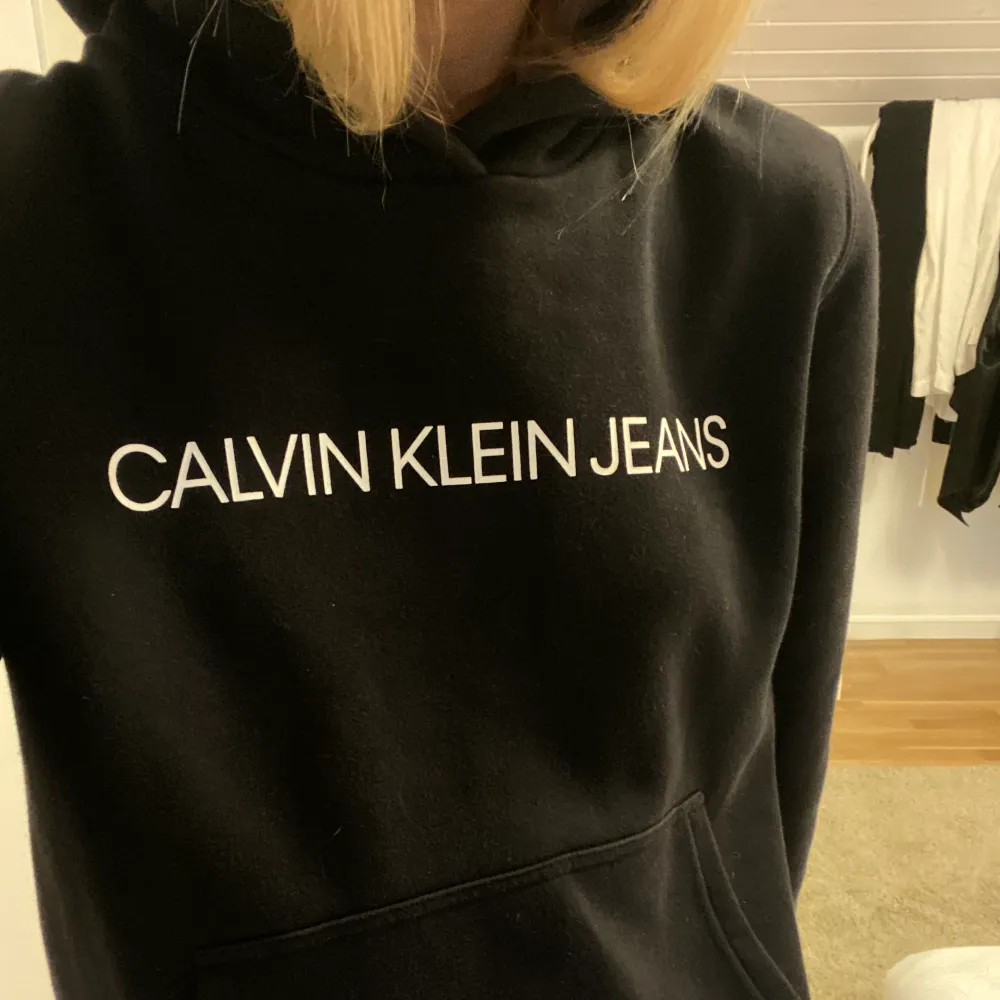 Så skön svart calvin klein hoodie med fleece inuti. Strl S, nypris 1000kr❤️ PRIS 500kr + frakt. Tröjor & Koftor.