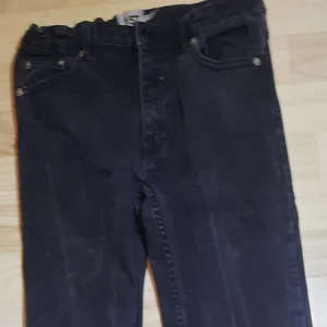 Svarta byxor - Ett par svarta luftia byxor